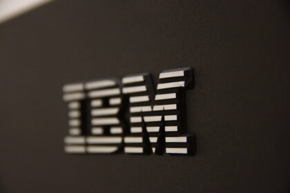 Ações da IBM despencam após Anthropic anunciar IA capaz de modernizar sistemas em COBOL. Entenda o impacto da inteligência artificial nos mainframes e no setor de tecnologia.