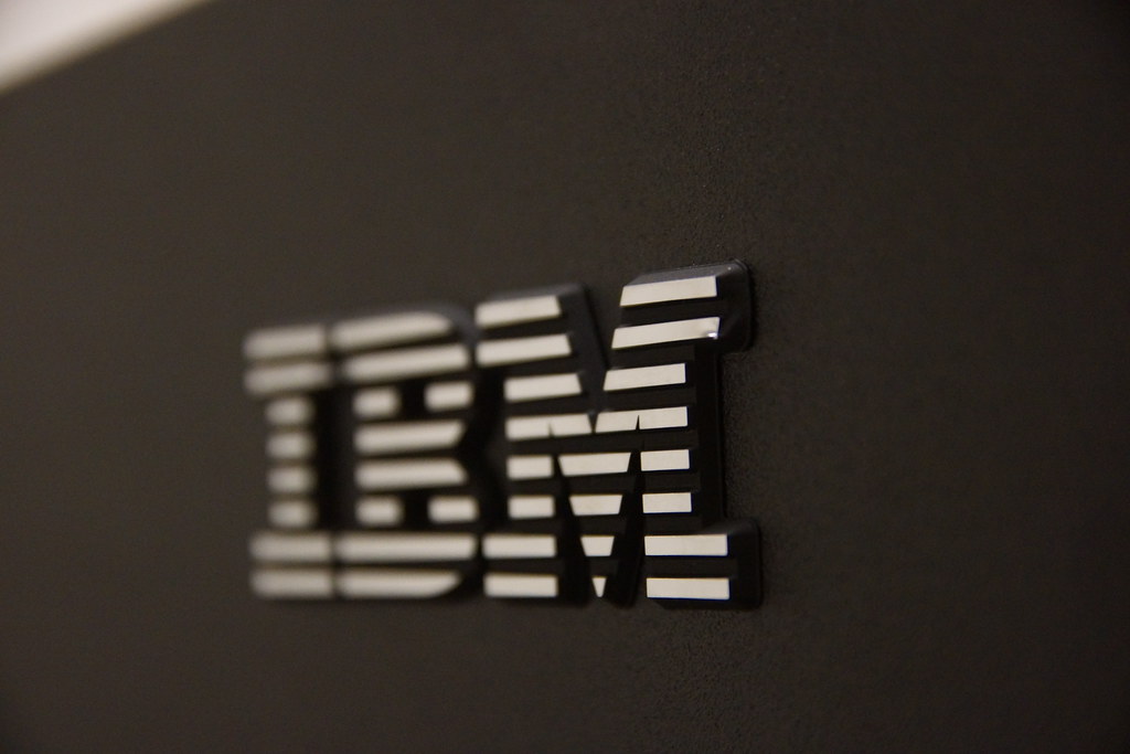 Ações da IBM despencam após Anthropic anunciar IA capaz de modernizar sistemas em COBOL. Entenda o impacto da inteligência artificial nos mainframes e no setor de tecnologia.